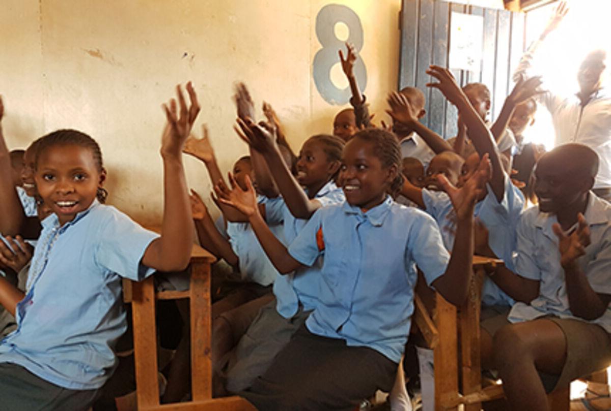 肯尼亚教室里满是欢呼的学生